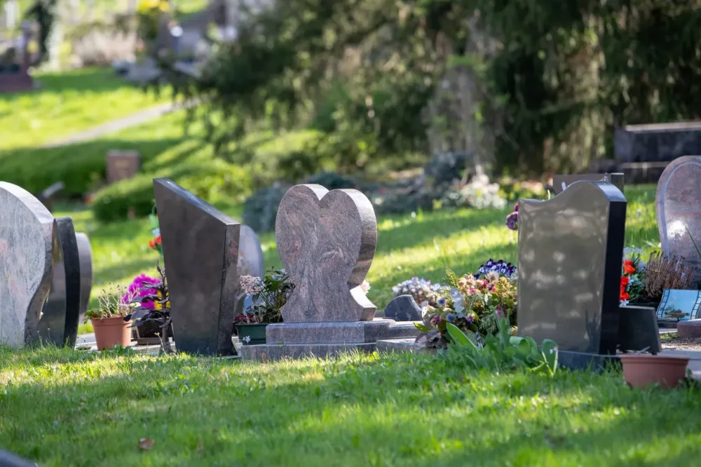 Pose de cinéraire près de Bignan